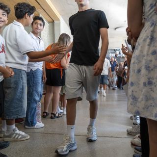 Loading...